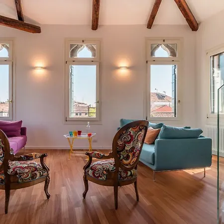 20 Windows On Appartement Venise
