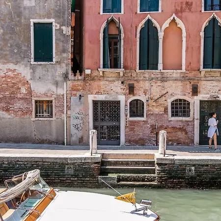 20 Windows On Appartement Venise
