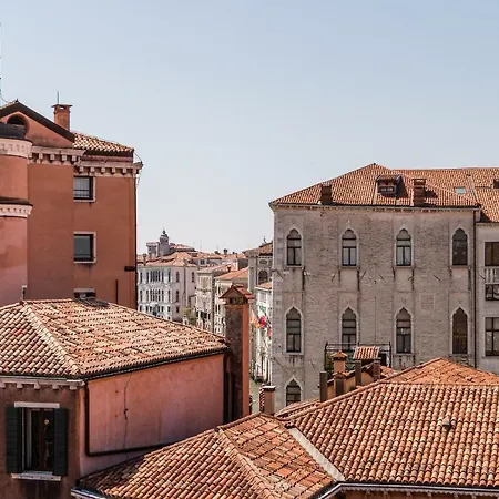 20 Windows On Venise