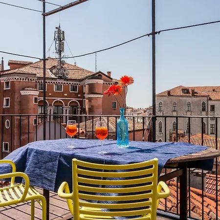 20 Windows On Appartement Venise
