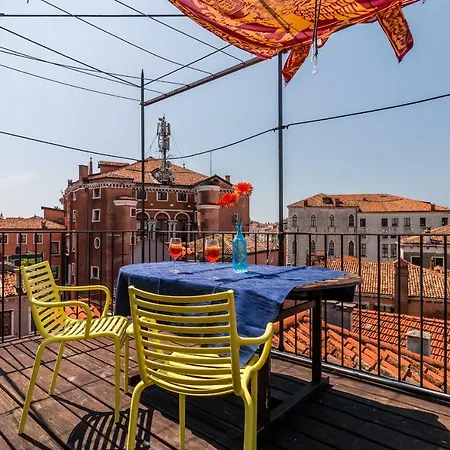 20 Windows On Appartement Venise